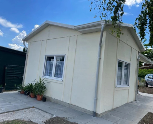 ein gelbes Haus von hinten