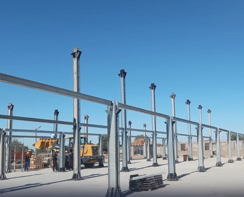 Mehrere Stahlträger auf einer Baustelle