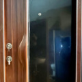 Eine Eingangstür aus Holz